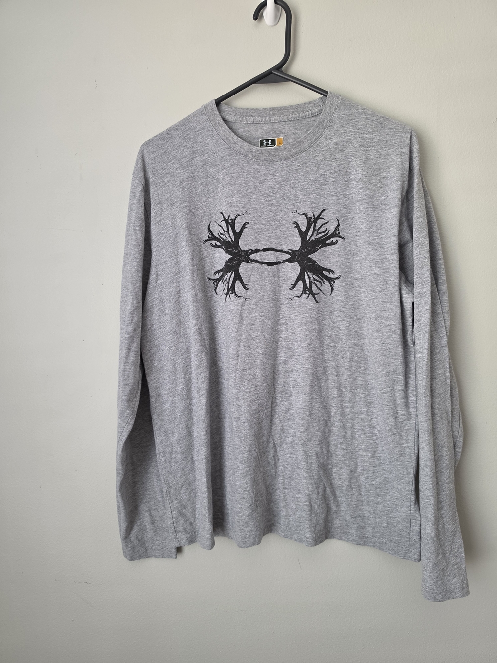 Under Armour Men’s Light Gray Long Sleeve Shirt with Black Graphic
